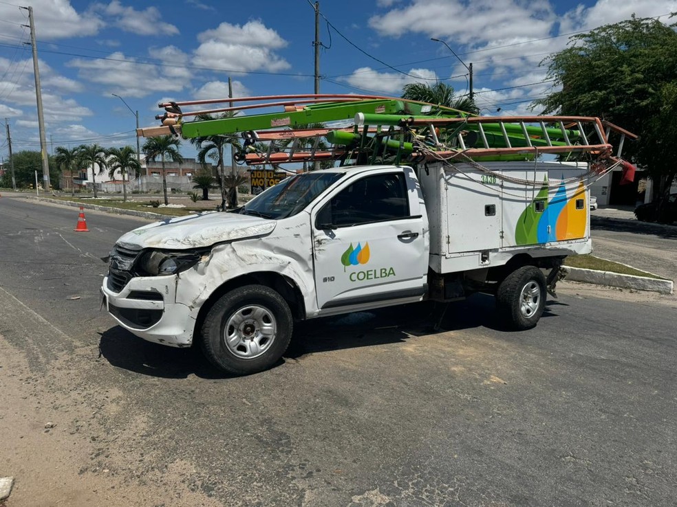 Caminhonete da Coelba se envolve em acidente. — Foto: Redes Sociais