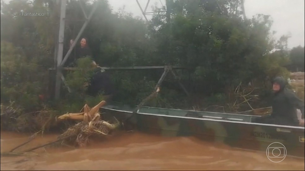 Mulher fica agarrada mais de 24h em poste à espera de socorro no Vale do Taquari (RS) — Foto: Reprodução/Fantástico