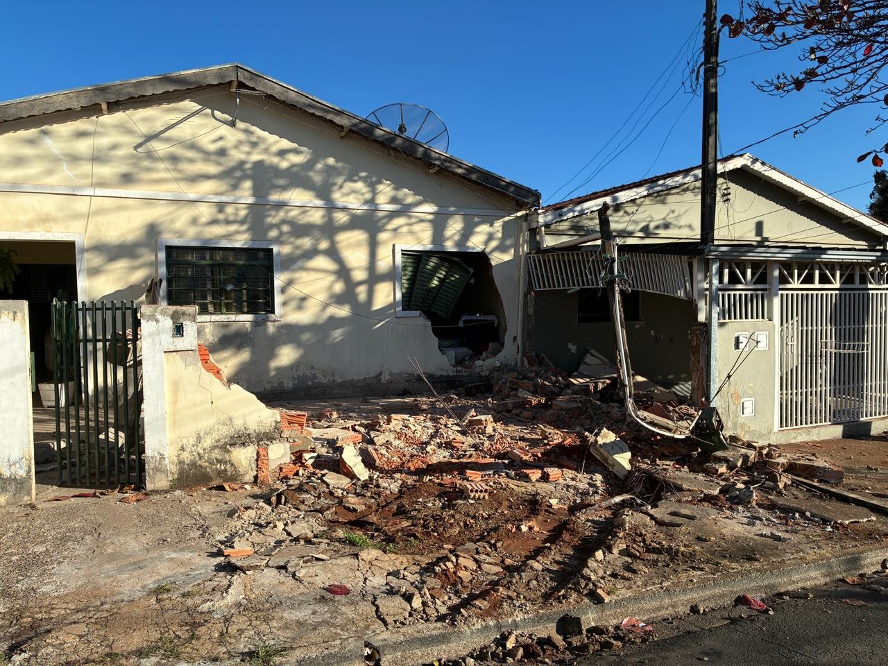 Carreta destrói muro de casa em Hortolândia 