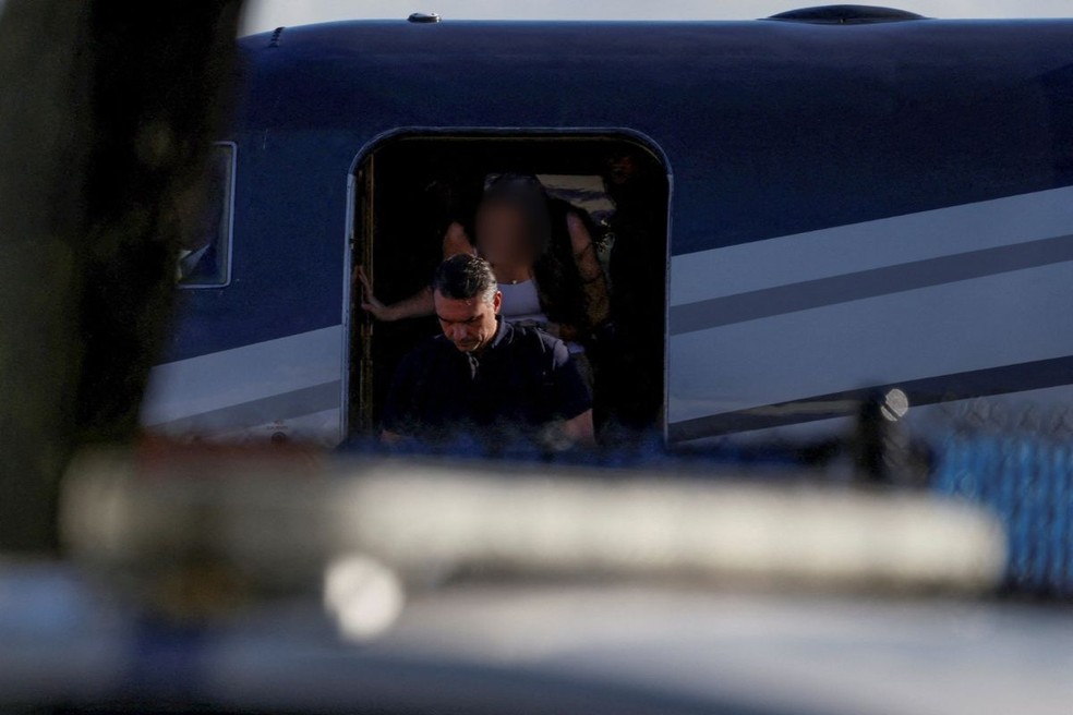 Senador Flávio Bolsonaro desembarca em aeroporto executivo na Flórida, nos EUA — Foto: Eva Marie Uzcategui/Reuters