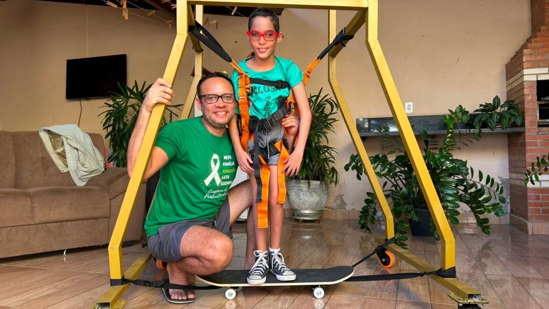 Pai constrói skate adaptado para filho com paralisia cerebral no ES: 'Meu sonho é proporcionar diversão a ele'