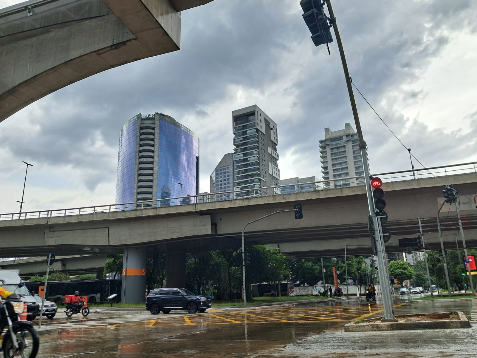 Chuva forte coloca várias regiões da cidade de SP em estado de atenção para alagamentos neste domingo