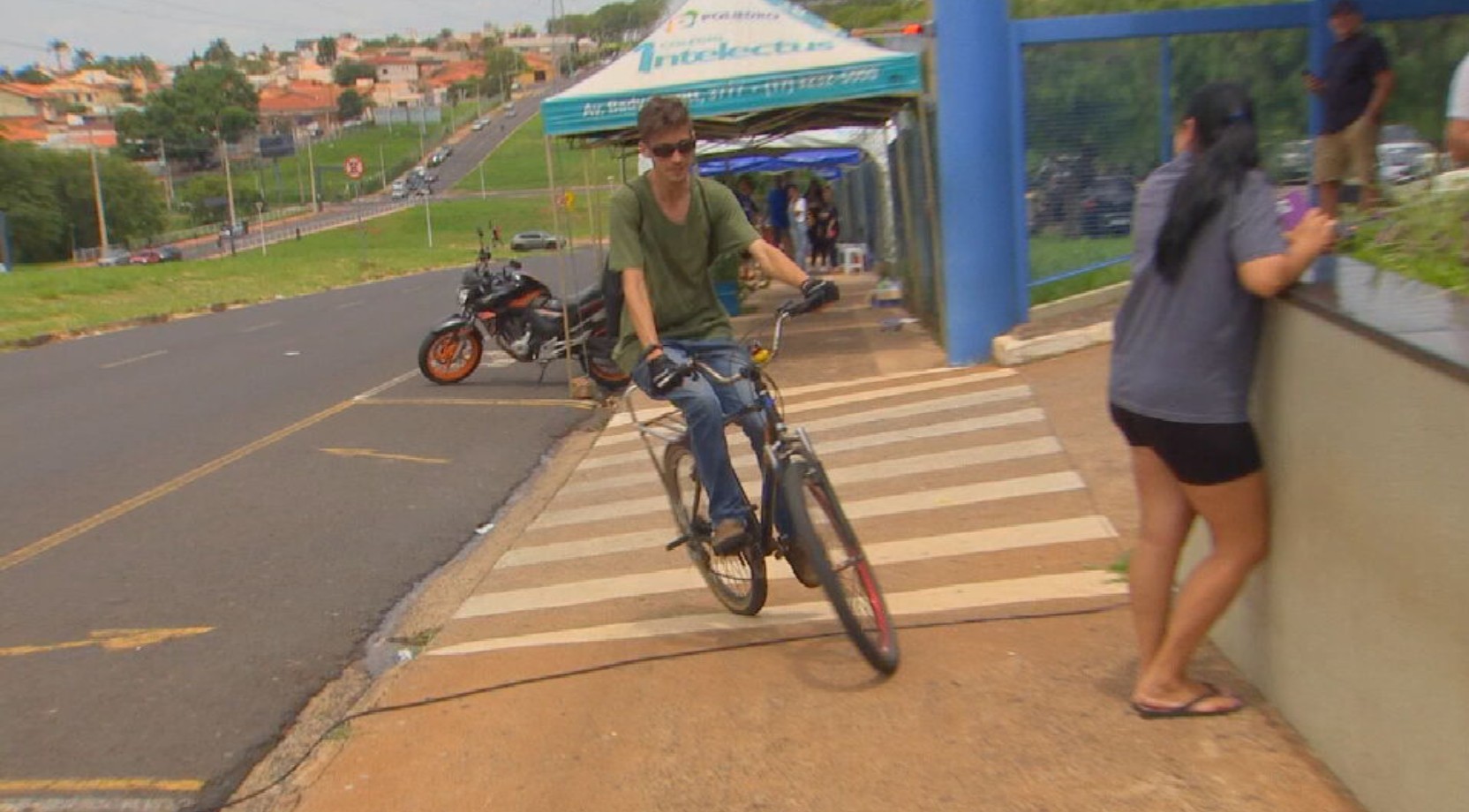 VÍDEO: ciclista é incentivado a pedalar 'contra o tempo' para fazer o Enem a poucos minutos dos portões fecharem