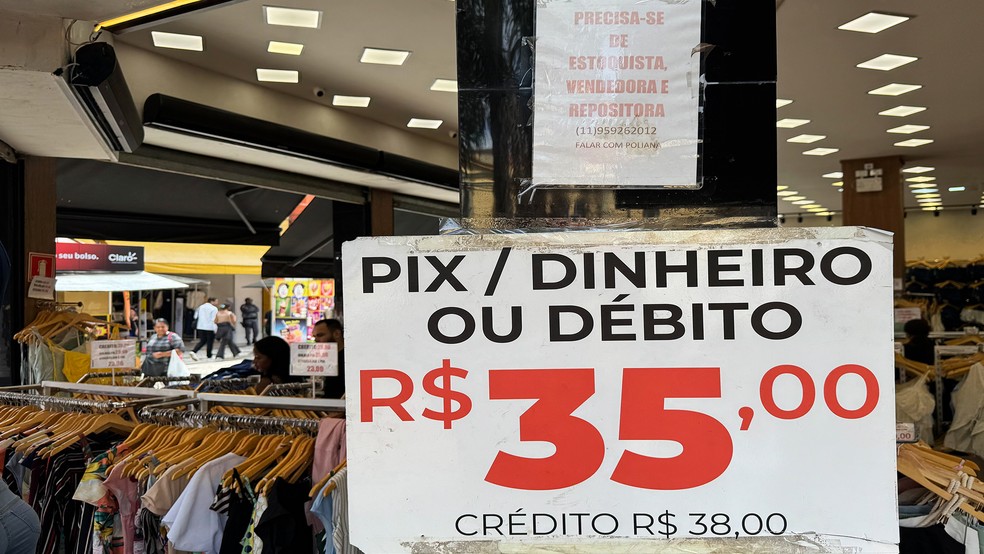 Lojistas oferecem descontos para pagamentos no PIX, em dinheiro ou no débito, que saem mais baratos do que no crédito. — Foto: Giaccomo Voccio/g1