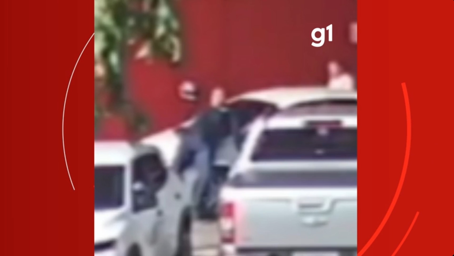 Câmera de segurança grava bancário atropelando homem após discussão em fila de supermercado em Manaus