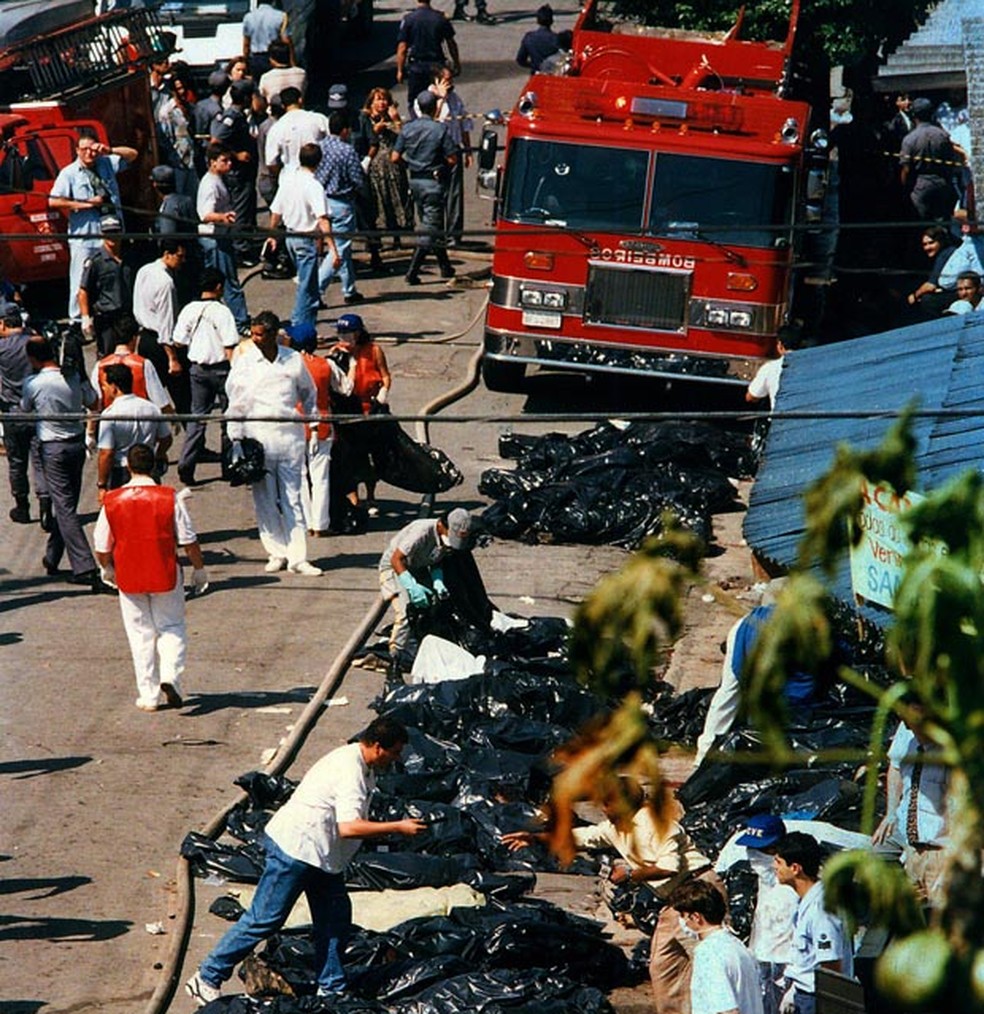 Corpos de vítimas de queda do Fokker 100 da TAM foram colocados em sacos na rua — Foto: Nelson Almeida/Arquivo Estadão Conteúdo – 31/10/1996