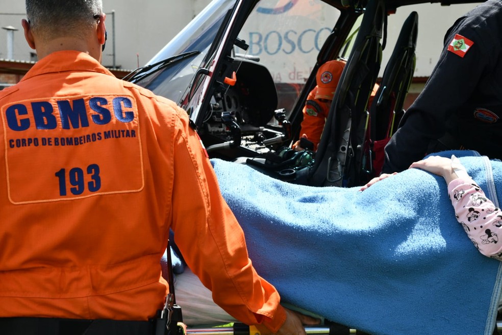 Mulher em trabalho de parto é resgatada em área de chuva em SC — Foto: CBMSC/Divulgação