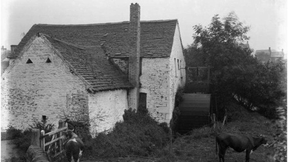 Antes que houvesse eletricidade na área, Artie Moore usava a roda d'água para carregar as baterias de fazendeiros locais — Foto: NATIONAL LIBRARY OF WALES