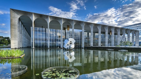 Concurso de diplomata: Itamaraty autoriza edital com 50 vagas e salário de R$ 20,9 mil - Ao todo serão ofertadas 50 vagas no cargo de terceiro-secretário da carreira de diplomata. O Instituto Rio Branco vai publicar o edital do concurso.