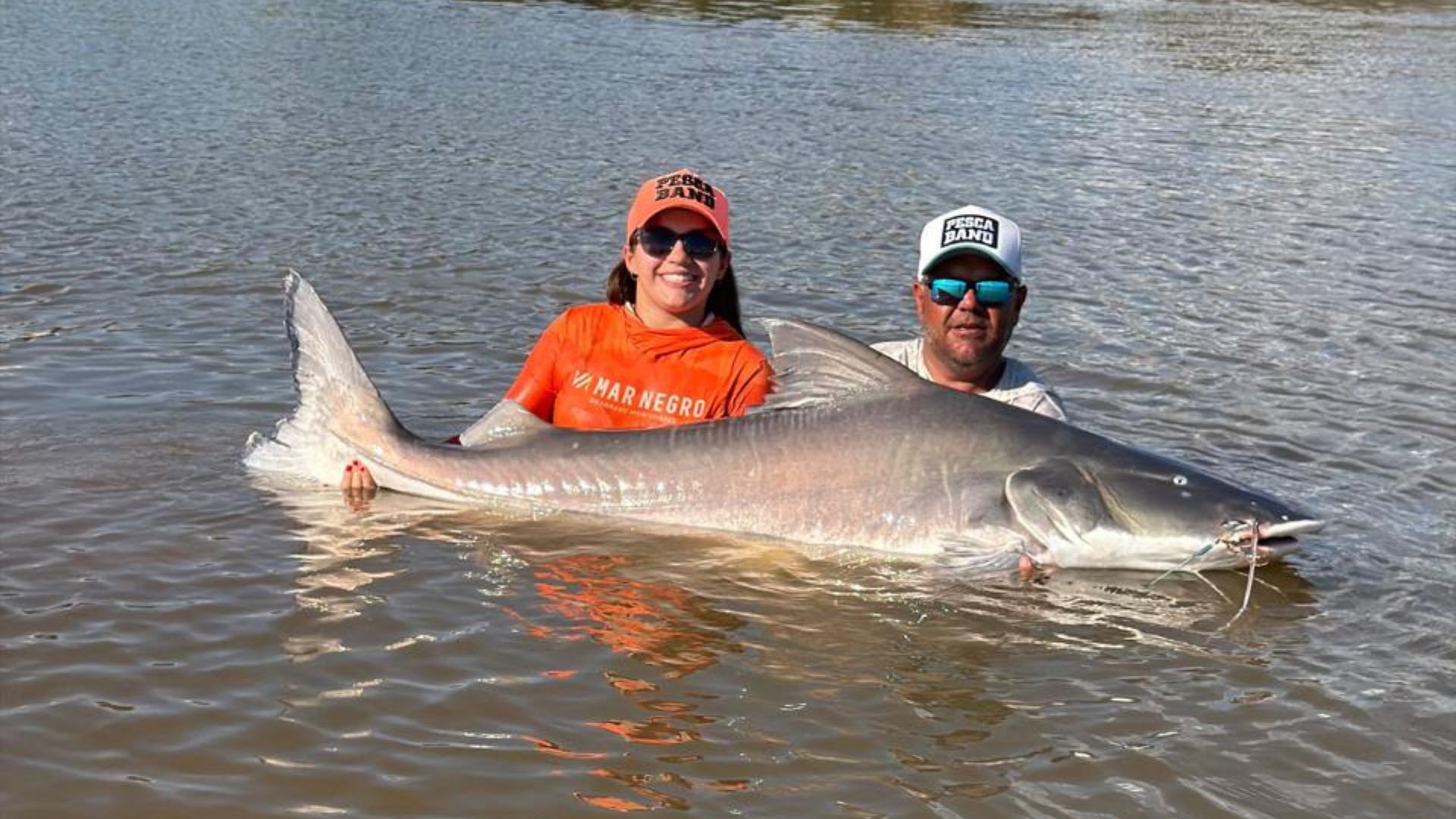 Casal e filha surpreendem ao pegar peixe que não pode ser consumido de 2,1 metros em Goiás; vídeo