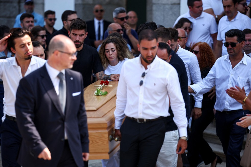 Começa funeral de Diogo Jota e irmão em Portugal | Mundo | G1