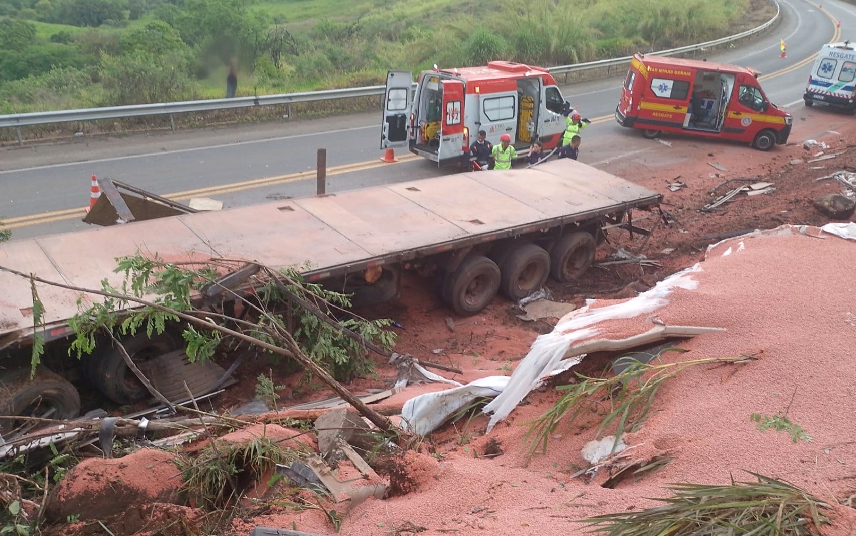 Motorista morre após carreta bater contra árvores e rochas na MGC-491, em São Sebastião do Paraíso