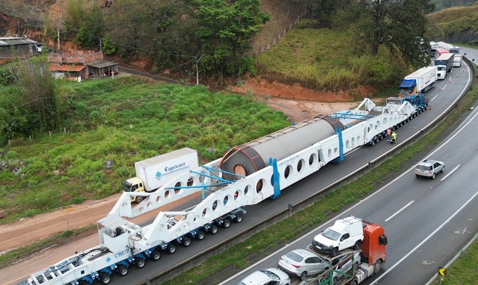 Megacarreta com 123 metros de cumprimento e pesando 850 toneladas transporta carga especial pela Rodovia Fernão Dias — Foto: Reprodução EPTV