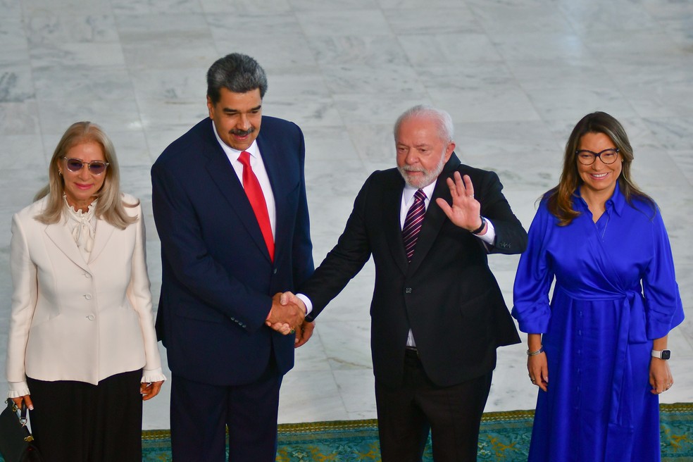 A primeira-dama da Venezuela, Cilia Flores, o presidente da Venezuela, Nicolás Maduro, o presidente do Brasil, Luiz Inácio Lula da Silve, e a primeira- dama Rosângela Lula da Silva, a Janja, durante recepção de boas-vindas ao casal venezuelano, no Palácio do Planalto, em Brasília, na manhã desta segunda-feira (29). — Foto: GESIVAL NOGUEIRA/ATO PRESS/ESTADÃO CONTEÚDO