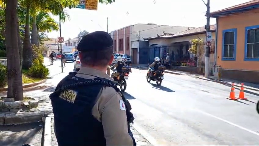 VÍDEO: motociclista tenta fugir de blitz e leva paulada no momento em que policial gravava mensagem