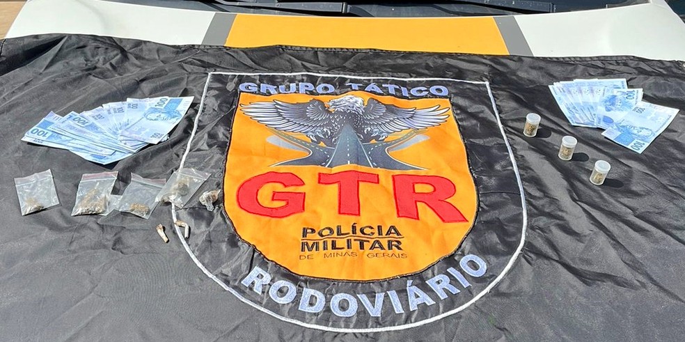 Motorista é preso com quase 50 notas falsas de R$ 100 escondidas em sacola dentro de carro, na BR-459, em MG — Foto: Polícia Militar Rodoviária