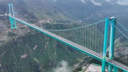 Ponte mais alta do mundo é inaugurada na China - Estrutura está 625 metros acima do rio que corta o Cânion Huajiang. Travessia, que antes levava cerca de duas horas, agora pode ser feita em poucos minutos.