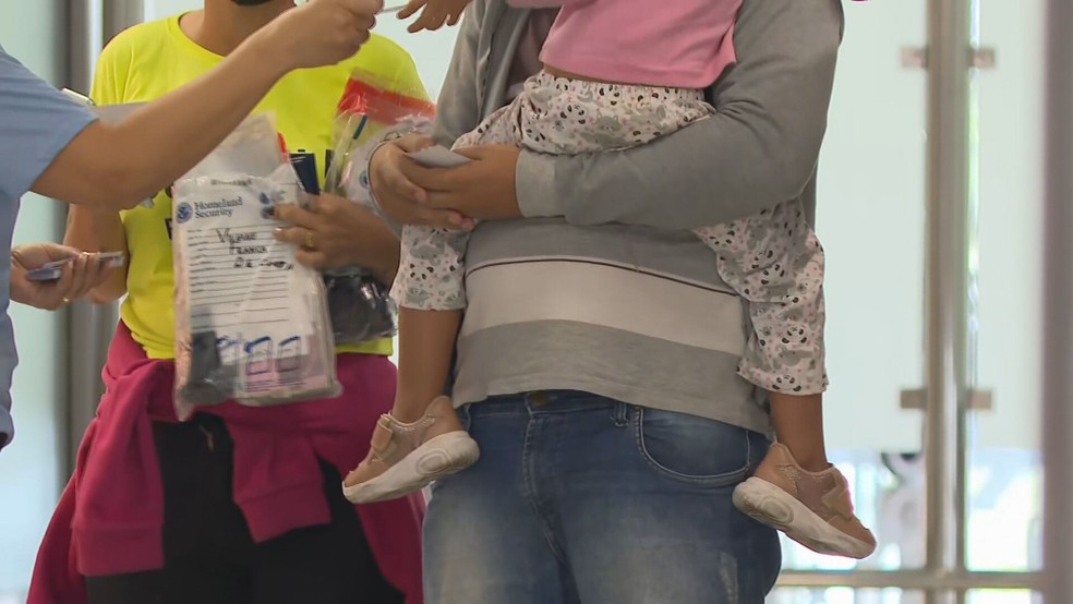 Imigrantes eram orientados a viajarem com menores de idade — Foto: Reprodução/TV Globo