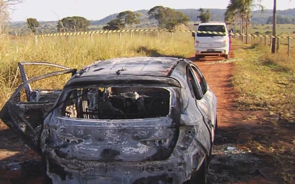 Carro que foi queimado com as duas crianças na zona rural de Santo Antônio de Goiás — Foto: Reprodução/TV Anhanguera