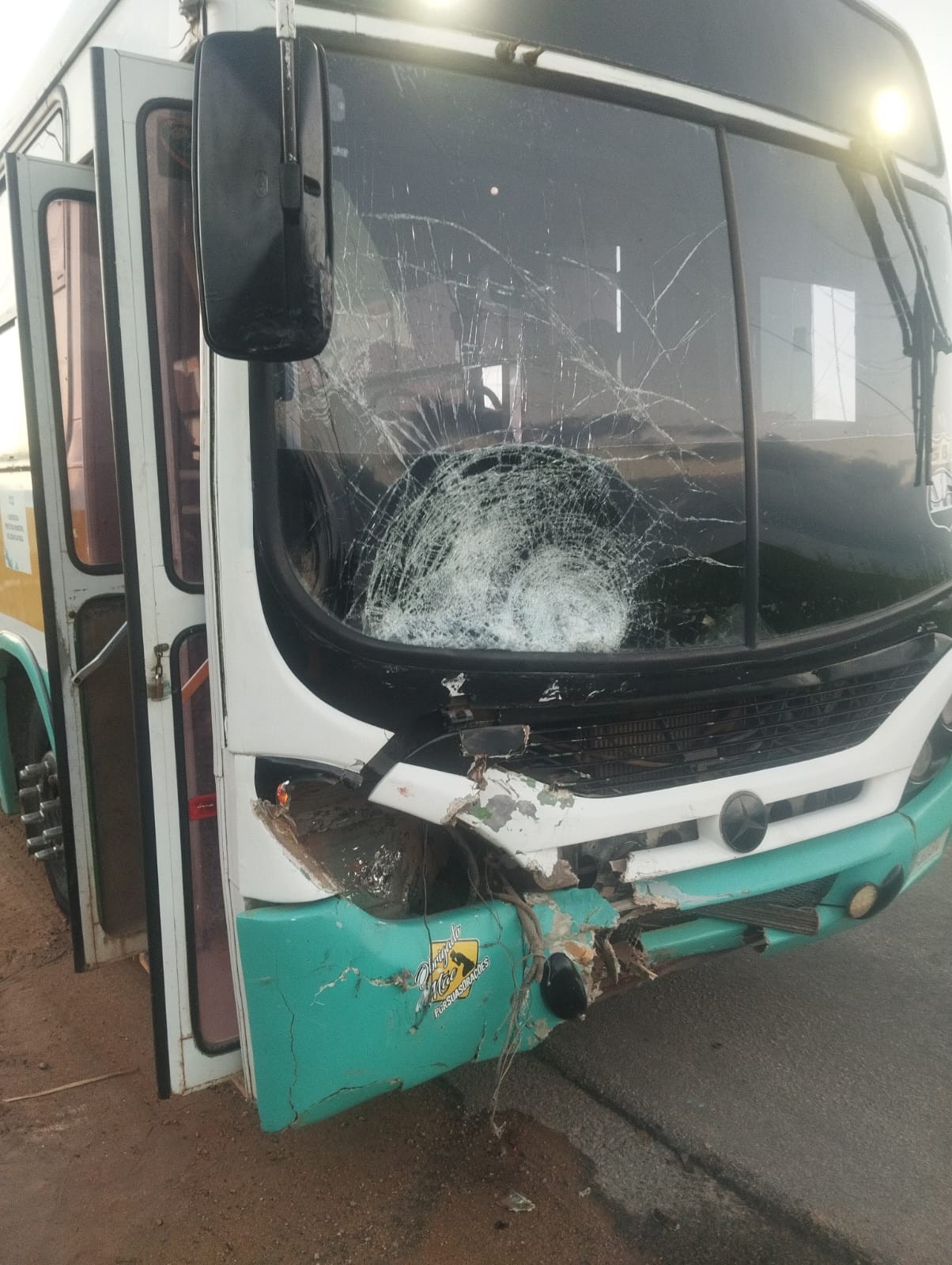 Dois jovens morrem após moto bater em ônibus em Alagoas