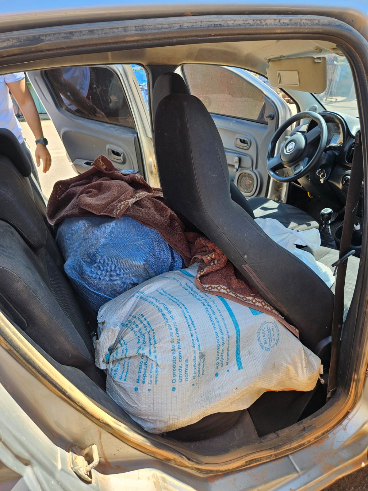 Dupla é presa com 52 kg de drogas escondidas em veículo no interior do AM 