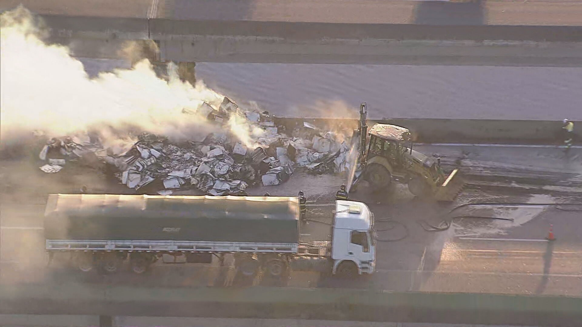 Carreta com celulose tomba e pega fogo na Rodovia dos Imigrantes