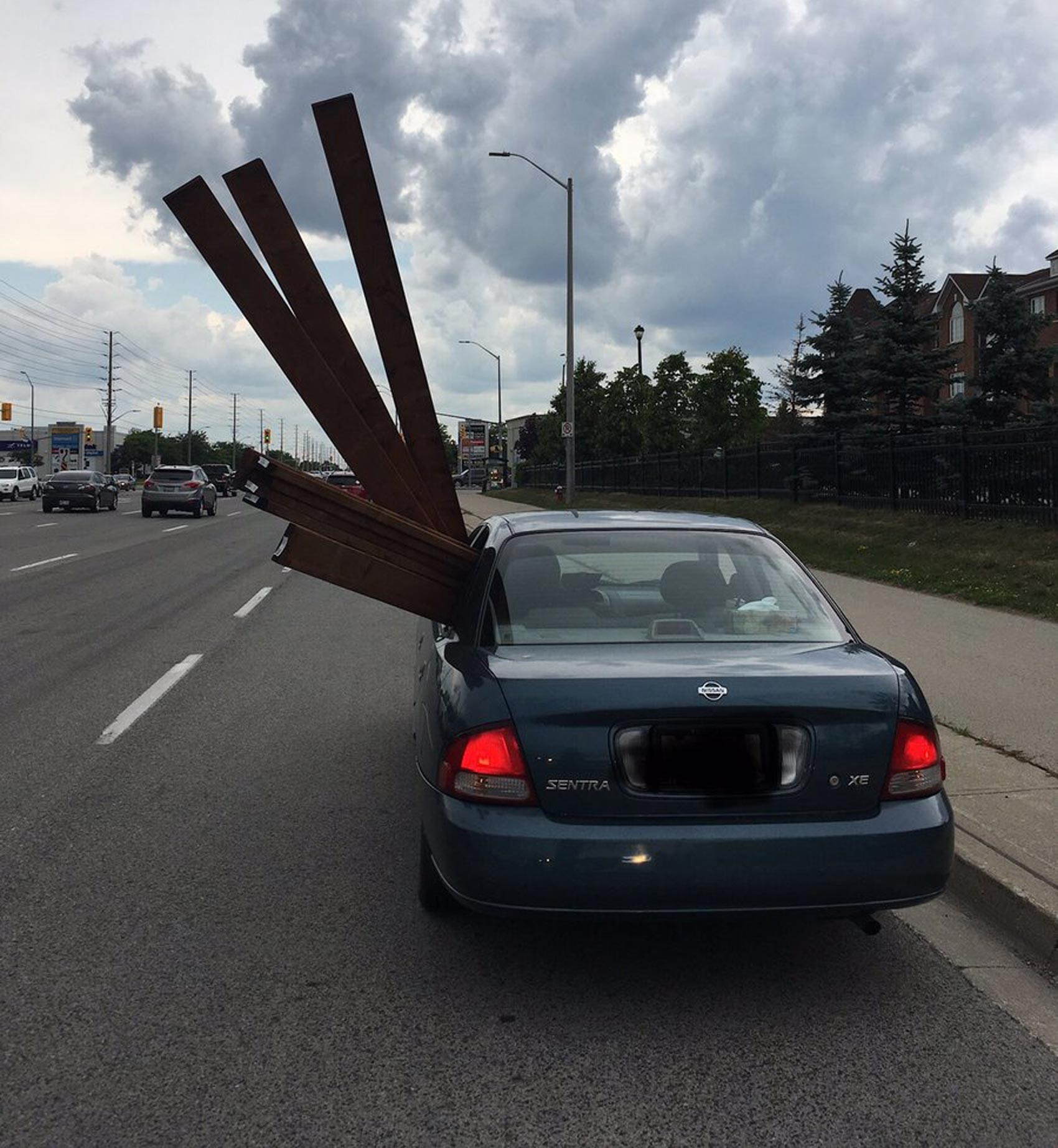 Canadense é multado por transportar madeira para fora de janela de carro