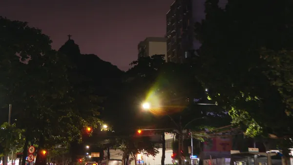 Cristo Redentor é apagado em solidariedade a Vini Jr — Foto: Reprodução/TV Globo