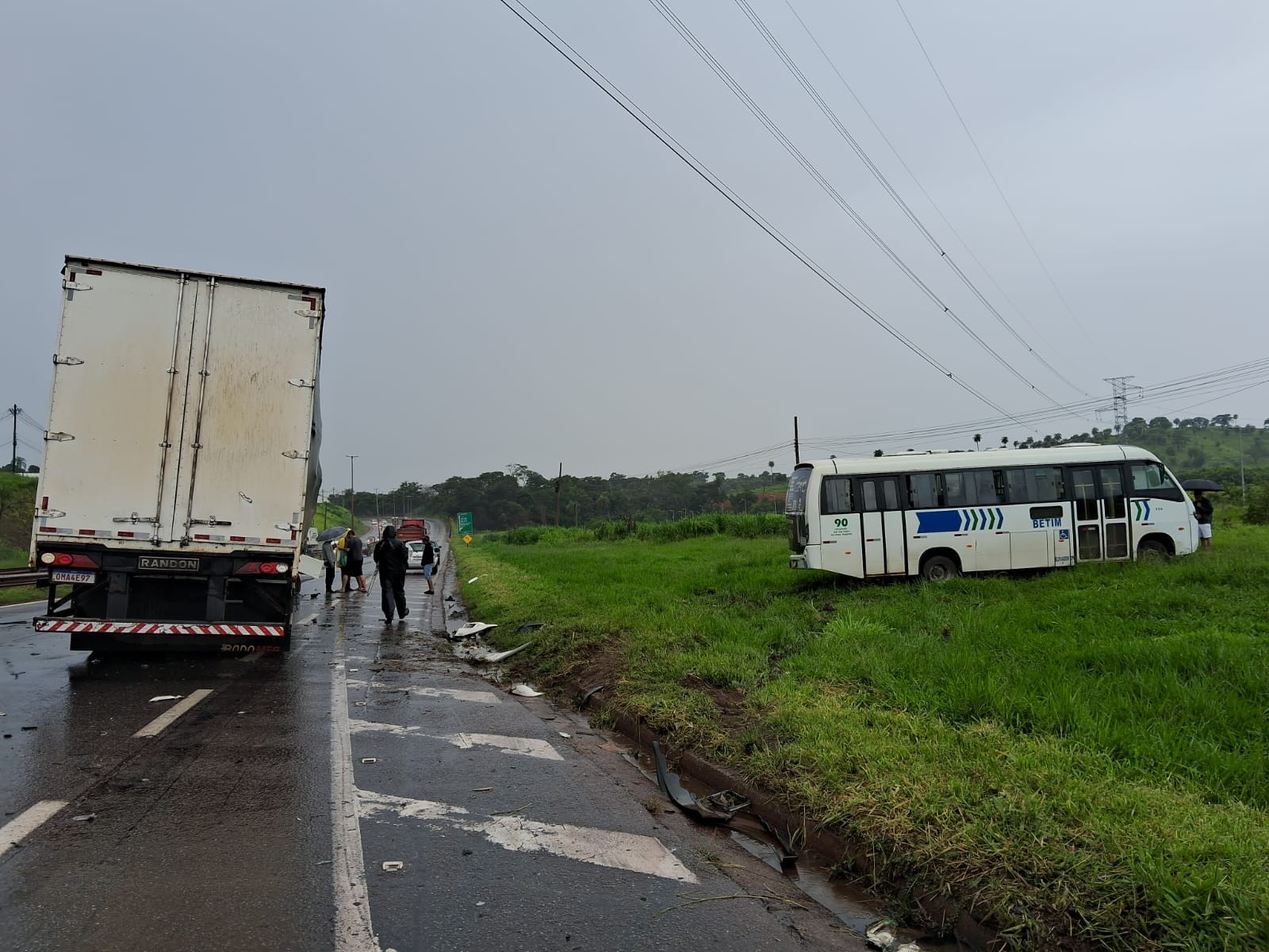 Oito passageiros ficam feridos após caminhão bater em micro-ônibus na Grande BH