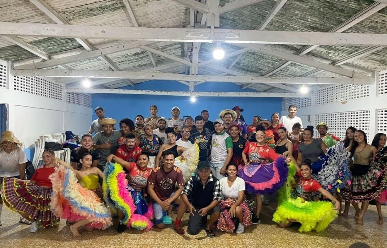 Tradição familiar: quadrilheiro comanda grupo há 27 anos após crescer dançando com os pais
