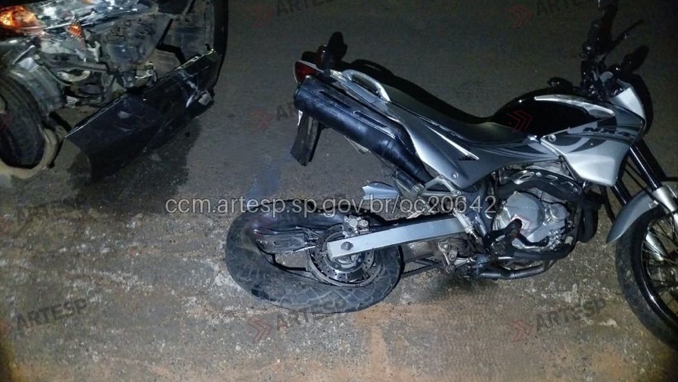 2 de 2
Um motociclista morreu e outra pessoa ficou ferida ap&oacute;s acidente na noite de domingo (23), no km 276 da SP-225, em Paulist&acirc;nia &mdash; Foto: GCM - Artesp/Divulga&ccedil;&atilde;o