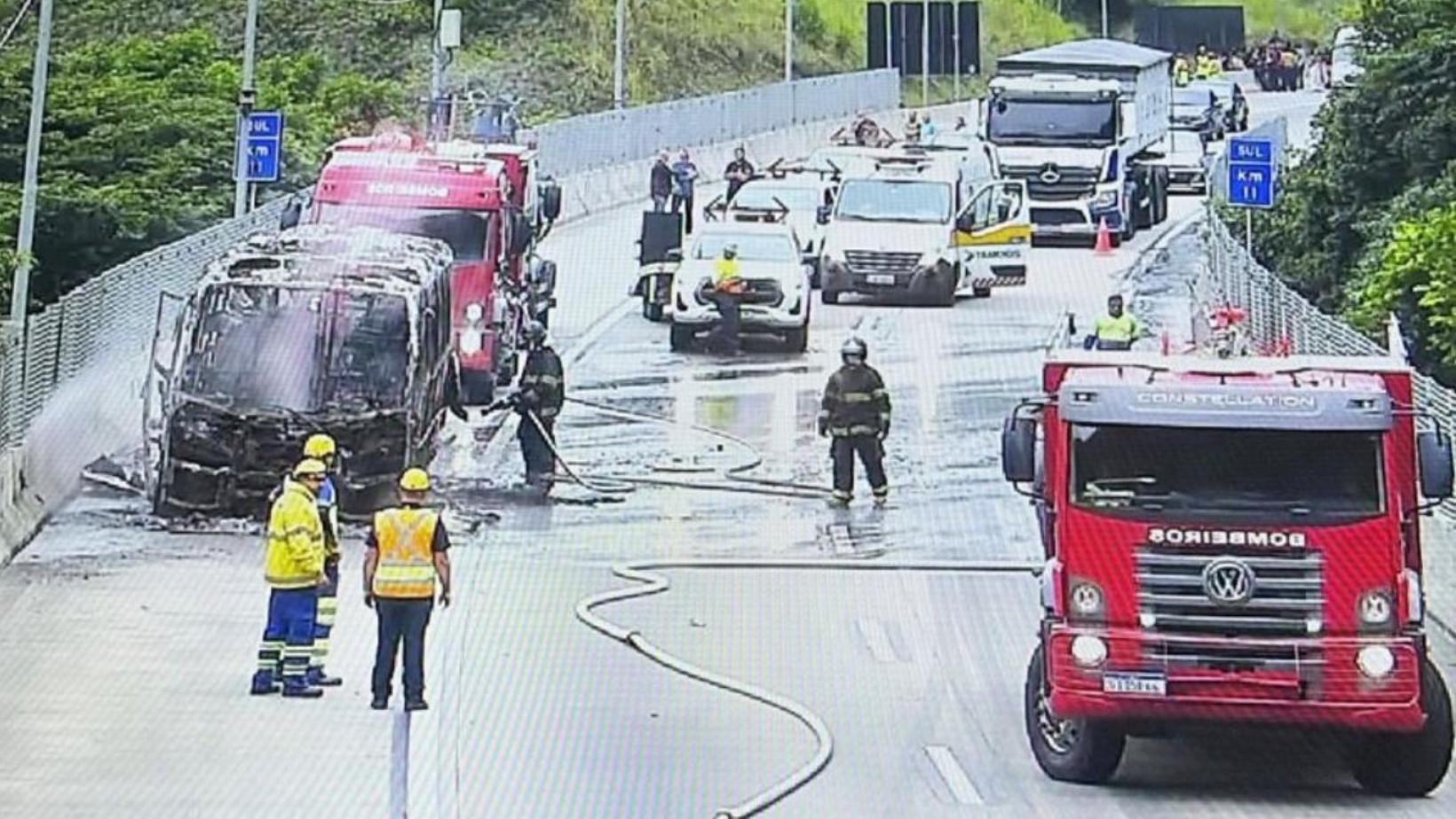 Incêndio em micro-ônibus interdita túnel da Rodovia dos Tamoios, em Caraguatatuba