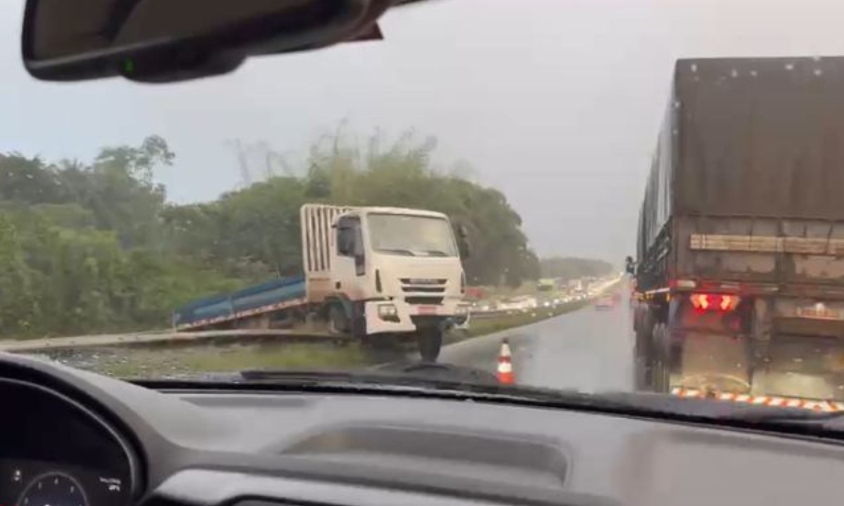 Caminhão sai da pista e provoca interdição parcial da BR-324, no interior da Bahia