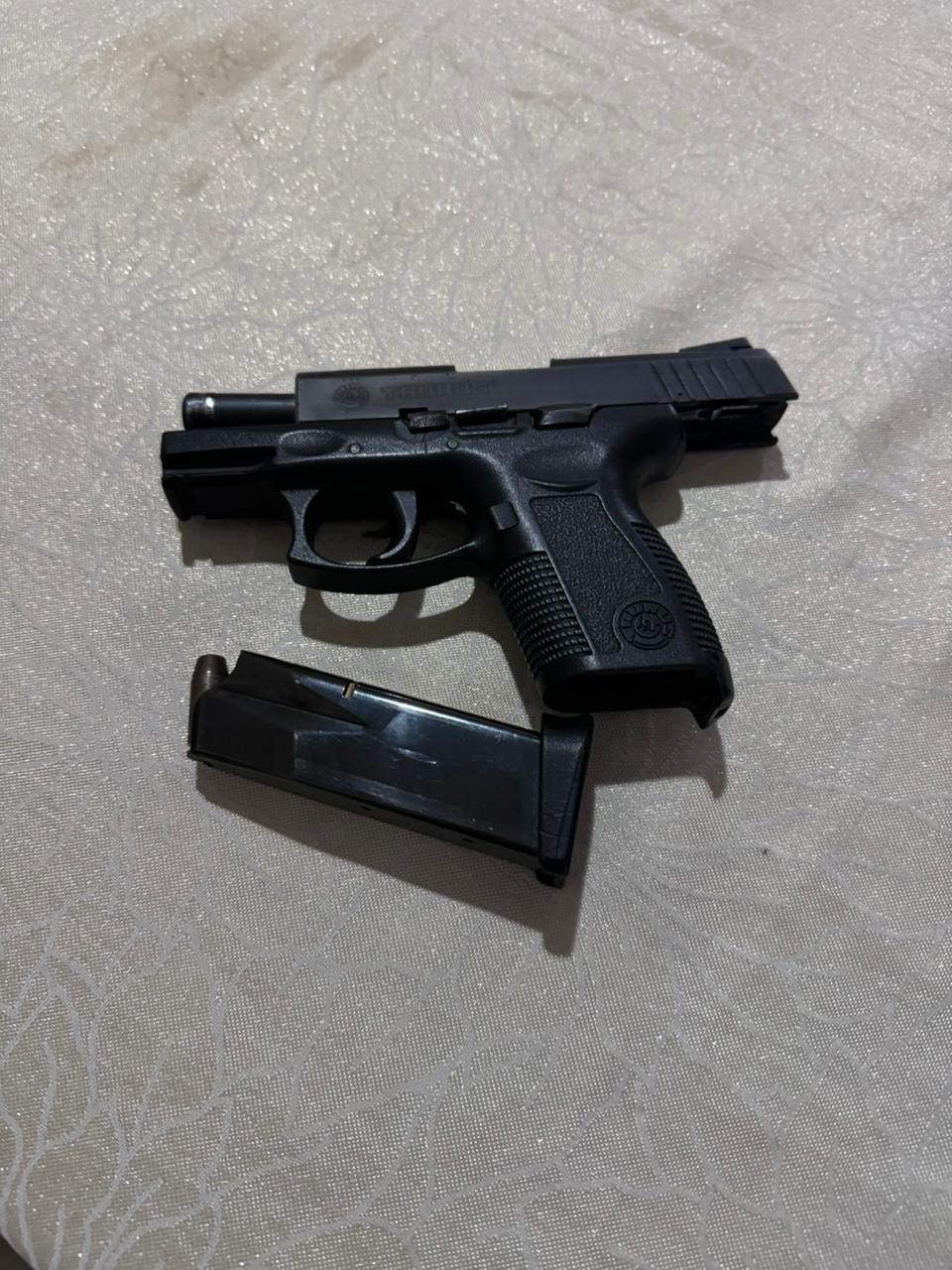 Homem é atingido por tiro acidental de arma que furtou de policial militar no Acre