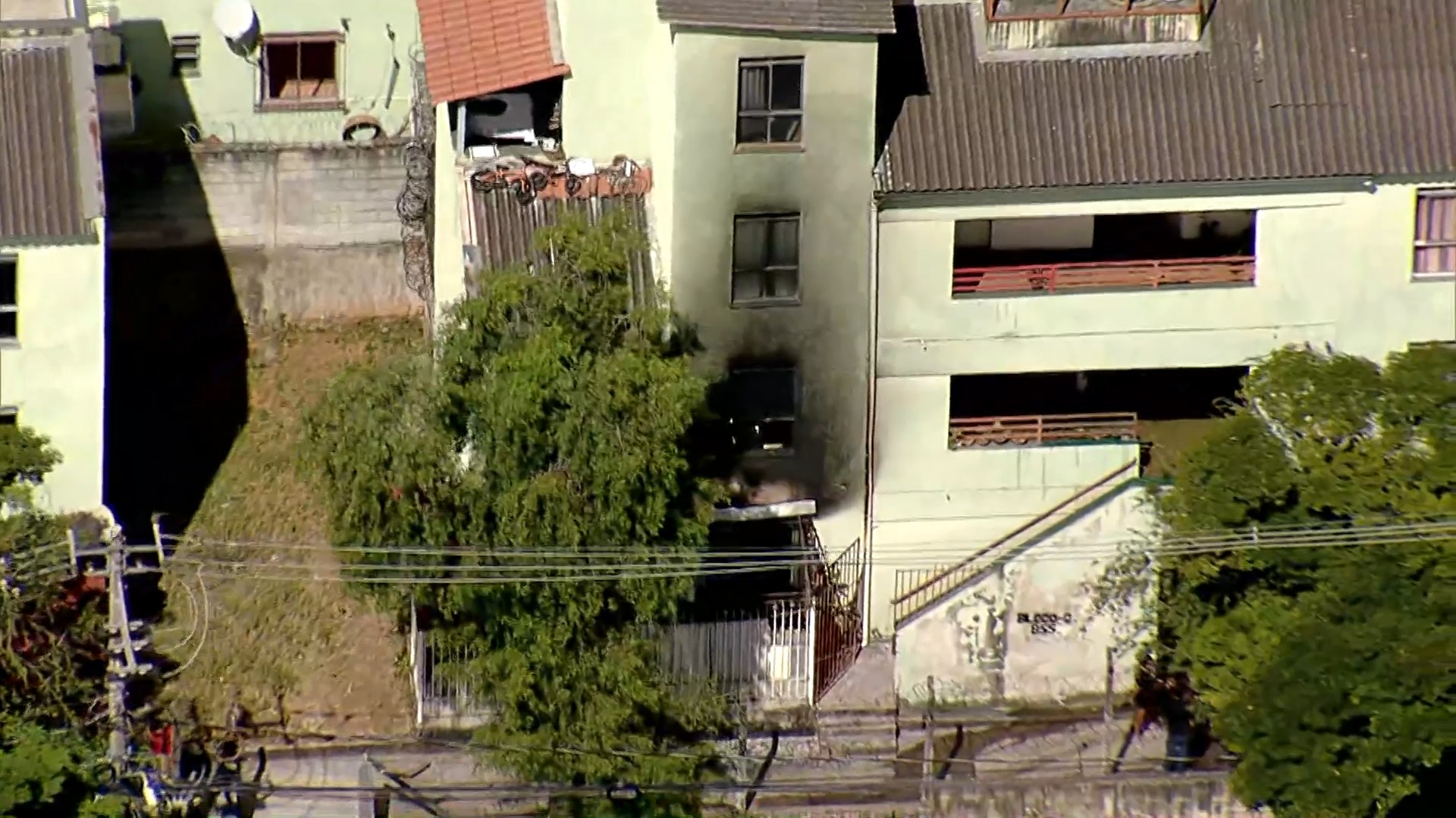 Apartamento pega fogo em Contagem, na Grande BH; polícia suspeita de incêndio criminoso