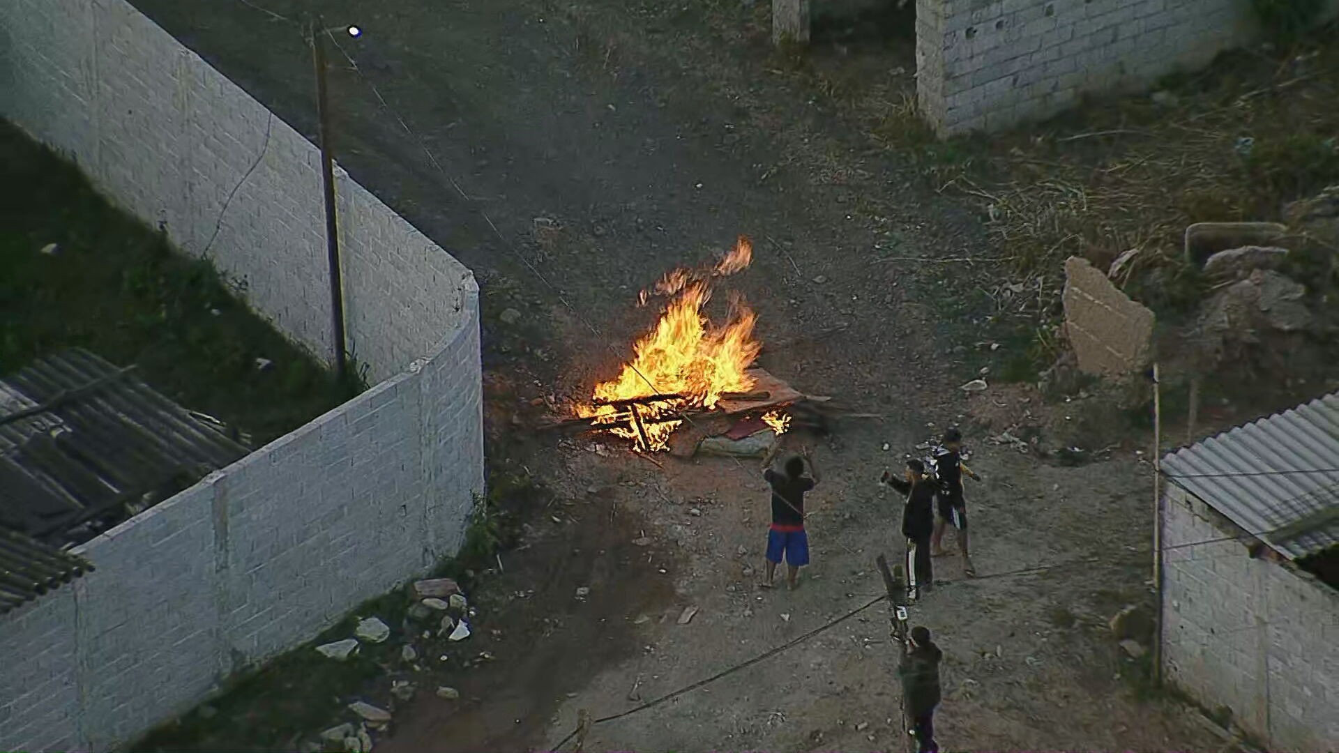 Moradores protestam contra reintegração de posse em Guaianases, na Zona Leste, diz PM