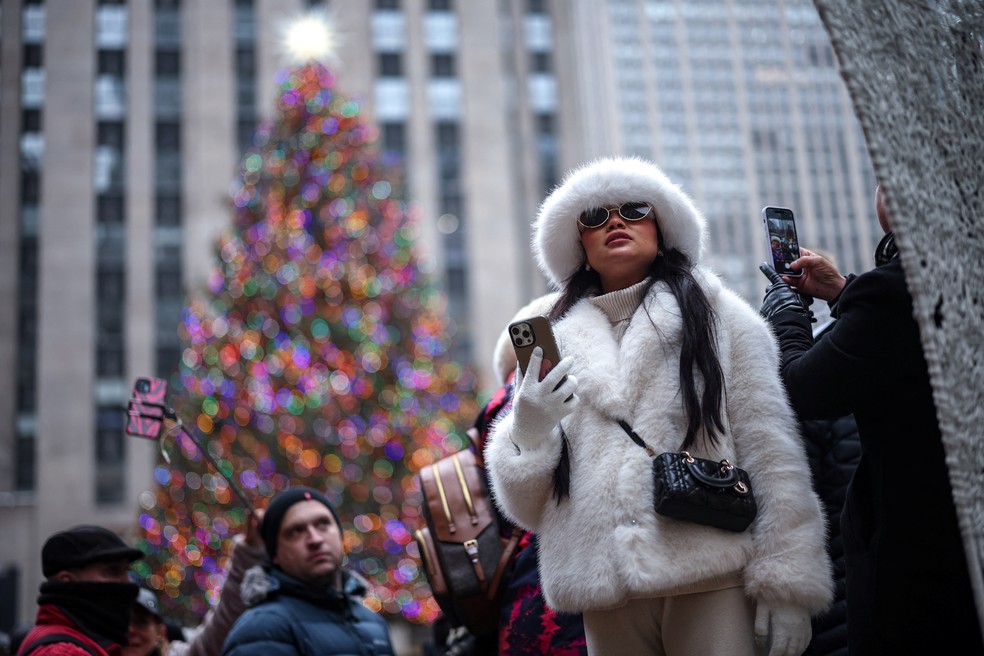 Turistas visitam a árvore de Natal do Rockfeller Center em Nova York — Foto: Marko Djurica/Reuters