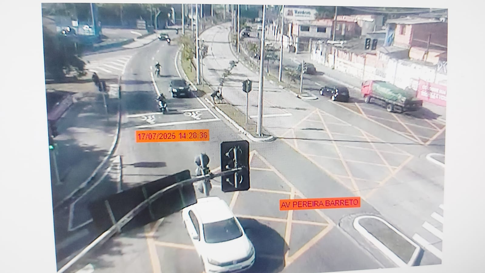 Ataques a ônibus: veja imagens do carro branco que ajudaram a prender suspeitos de pelo menos 17 depredações na Grande SP