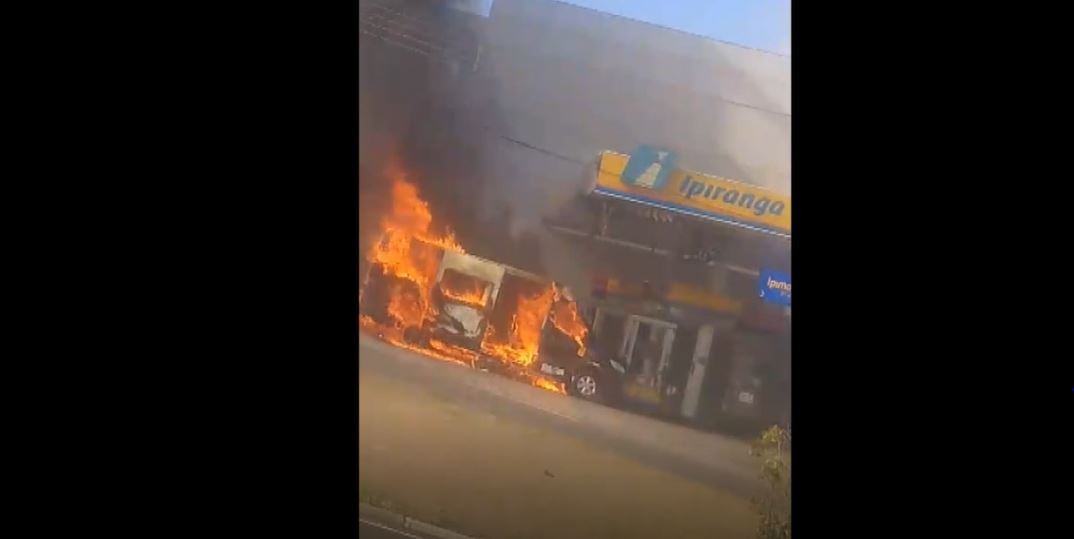 Van pega fogo em posto de combustível em Campinas