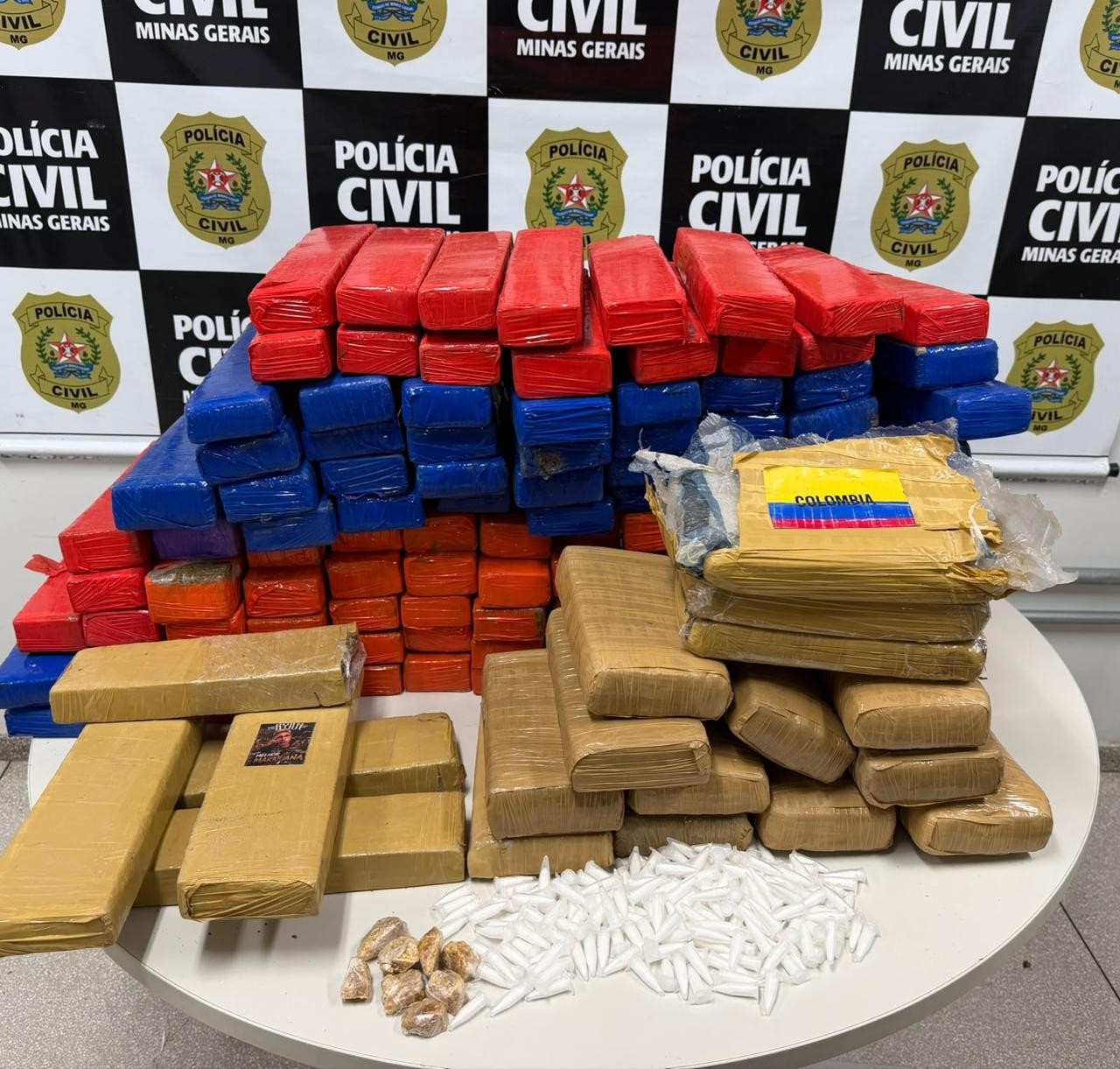 Dois homens são detidos e um menor apreendido com 125 barras de maconha e outras drogas na Grande BH