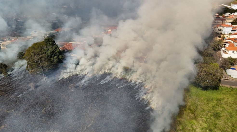 2 de 2
Inc&ecirc;ndio em &aacute;rea de pastagem provoca cortina de fuma&ccedil;a em Botucatu &mdash; Foto: Acontece Botucatu/Reprodu&ccedil;&atilde;o