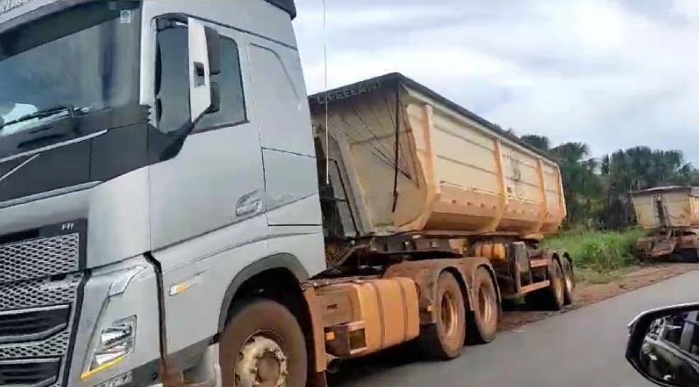 Outra carreta que se envolveu no acidente — Foto: Divulgação/Heloisa Dantas