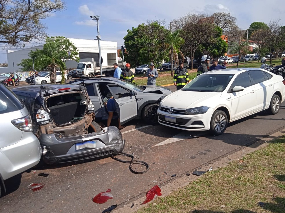 Série de batidas envolveu seis carros e o cavalo-trator de uma carreta na Avenida Manoel Goulart, em Presidente Prudente (SP), na tarde desta segunda-feira (4) — Foto: Kawanny Barros/TV Fronteira