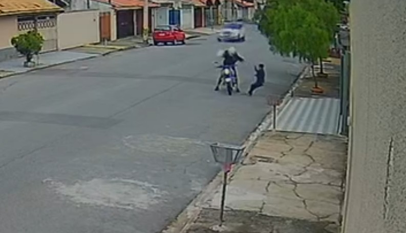 VÍDEO: Idosa é empurrada e jogada no chão ao ser assaltada por motociclista em Taubaté