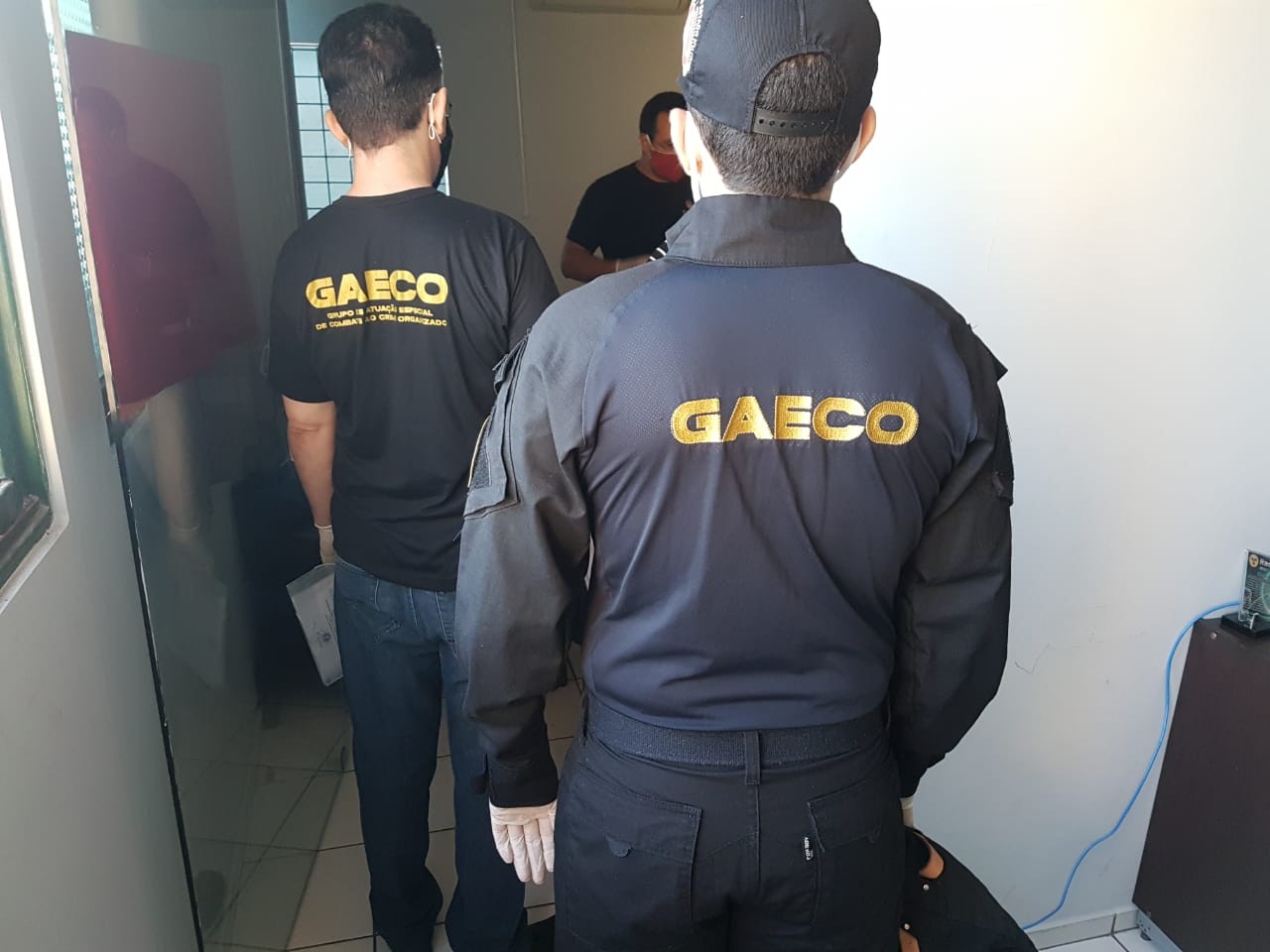 Pessoas ligadas a trader investigado por aplicar golpes no PI e MA são alvos de mandados em Teresina e Timon