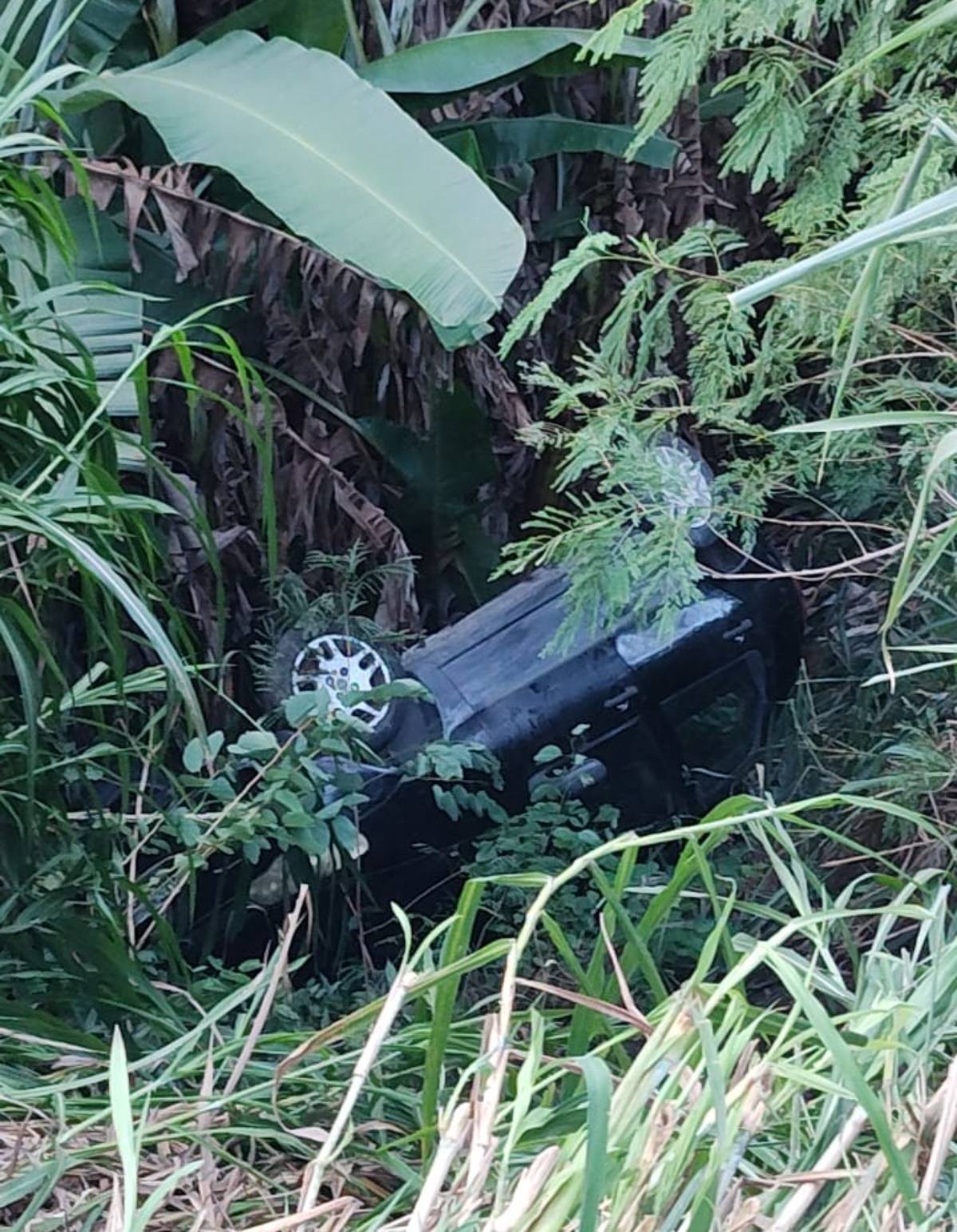 Carro é encontrado caído em ribanceira na Rodovia do Contorno, em Volta Redonda
