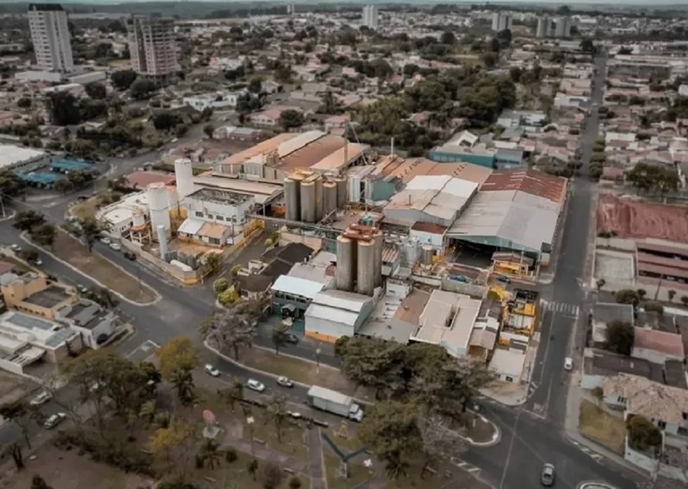 Vazamento de amônia mobilizou equipes do Corpo de Bombeiros em Assis — Foto: Empresa Malta/Divulgação