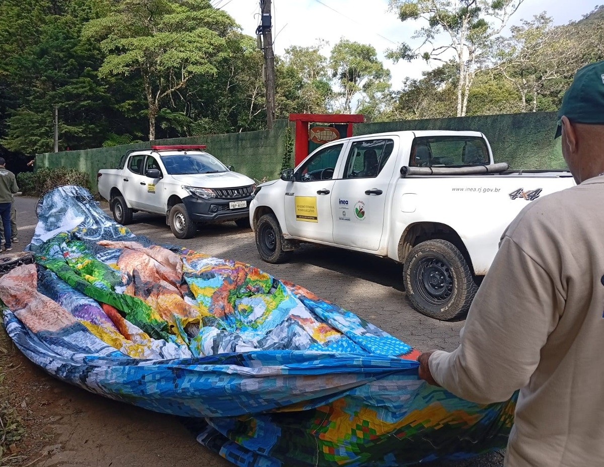 Balão de 15 metros com GPS é apreendido após cair em área de vegetação em Petrópolis