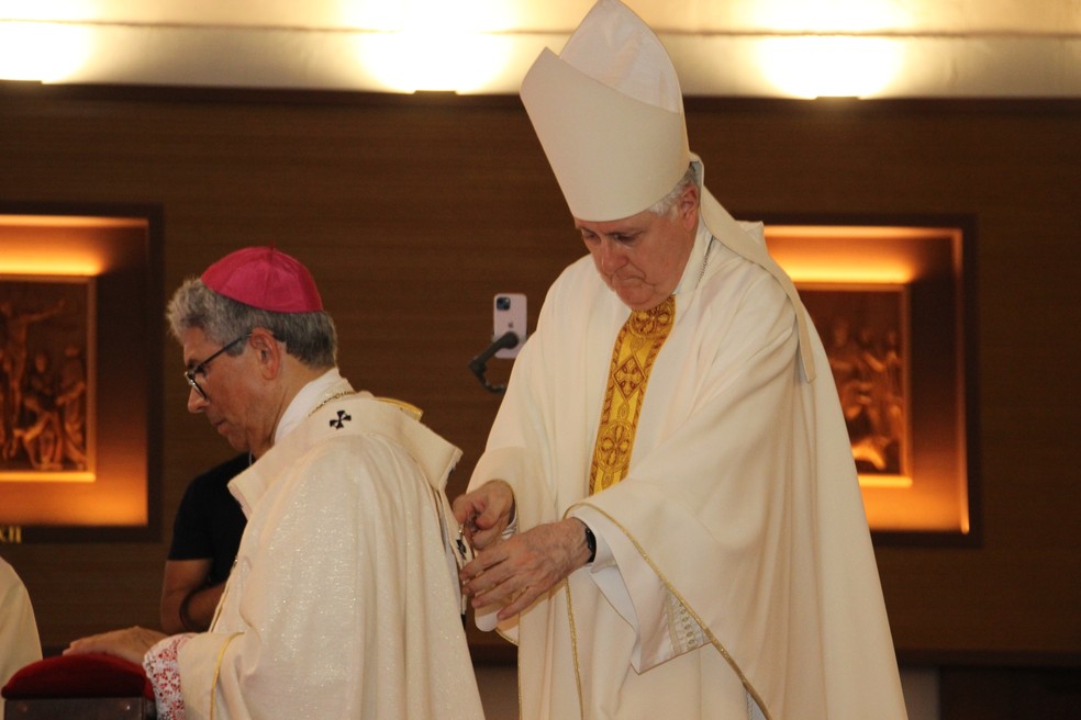 Arcebispo de Natal, Dom João Santos recebeu imposição do pálio do Núncio Apostólico no Brasil, Dom Giambattista Diquattro. — Foto: Margarete Torres/Arquidiocese de Natal