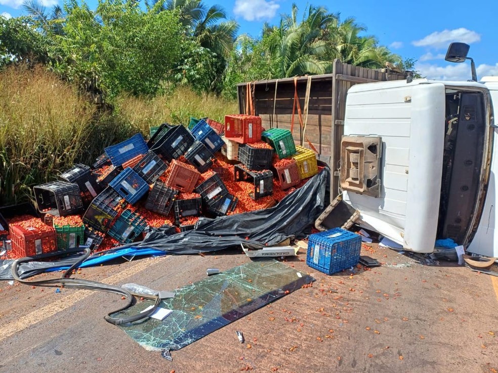 Caminhão tomba na BR-010 em Imperatriz e deixa duas pessoas feridas — Foto: Divulgação/PRF